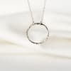 Avoin Hammered Circle riipus kaulakoru