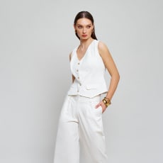 Valkoinen The Pantaloon: These elegant trousers are tailored with pleats and wide legs for a casual chic look.