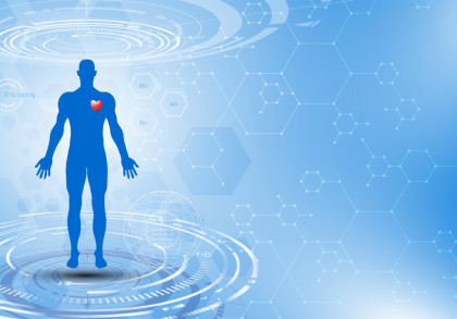 Futuristisches medizinisches Konzeptbild: blaue Silhouette eines Menschen mit einem roten Herzsymbol auf der Brust in einer digitalen, technologische Umgebung. Hintergrund mit Hexagon-Mustern und holografischen Anzeigen.