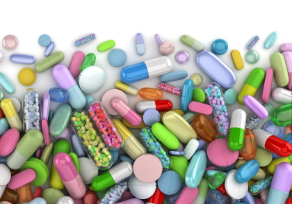 Ein Haufen verschiedener bunter Tabletten und Kapseln in verschiedenen Größen und Formen.