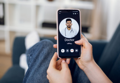 Krank von der Couch aus bei der Arztpraxis anrufen und eine Krankschreibung bekommen. Das ist jetzt durch die telefonische Krankschreibung möglich.