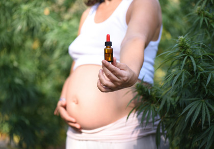 CBD Öl könnte in der Schwangerschaft Beschwerden lindern.