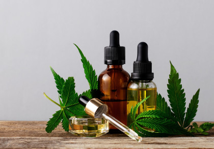 CBD Öl könnte die Arthrose-Therapie sinnvoll ergänzen.