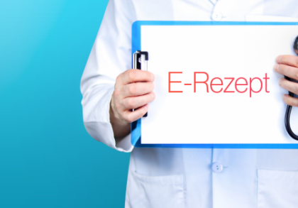 Ein Arzt hält ein Klemmbrett mit der Aufschrift "E-Rezept" vor einem blauen Hintergrund. Das Bild symbolisiert die Digitalisierung von Rezepten im Gesundheitswesen.