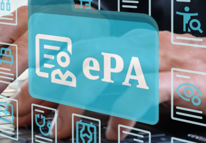 Eine Person sitzt am Computer und ruft verschiedene Datensätze der ePA auf. Diese sieht man symbolisch über dem Bild eingeblendet.
