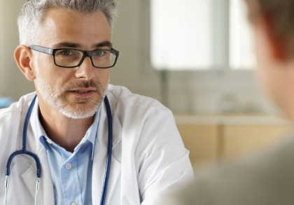 Ein Arzt im Gespräch mit einem Patienten.