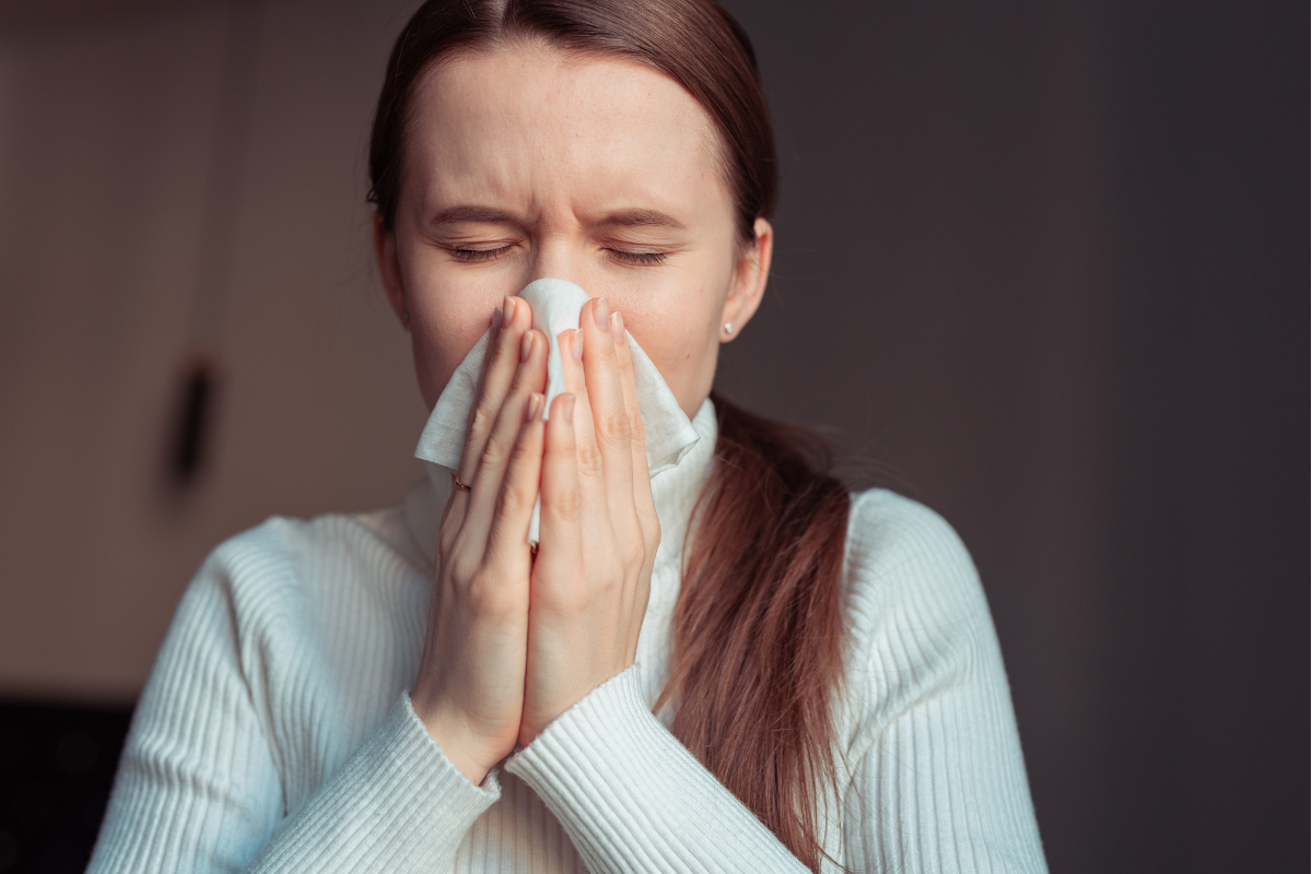 Erkrankungen wie Erkältungen oder allergischer Schnupfen führen häufig zu einer trockenen Nase. Das damit verbundene ständige Schnäuzen kann die Schleimhäute austrocknen.