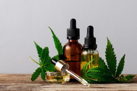 CBD Öl könnte die Arthrose-Therapie sinnvoll ergänzen.