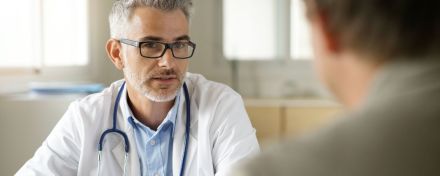 Ein Arzt im Gespräch mit einem Patienten.