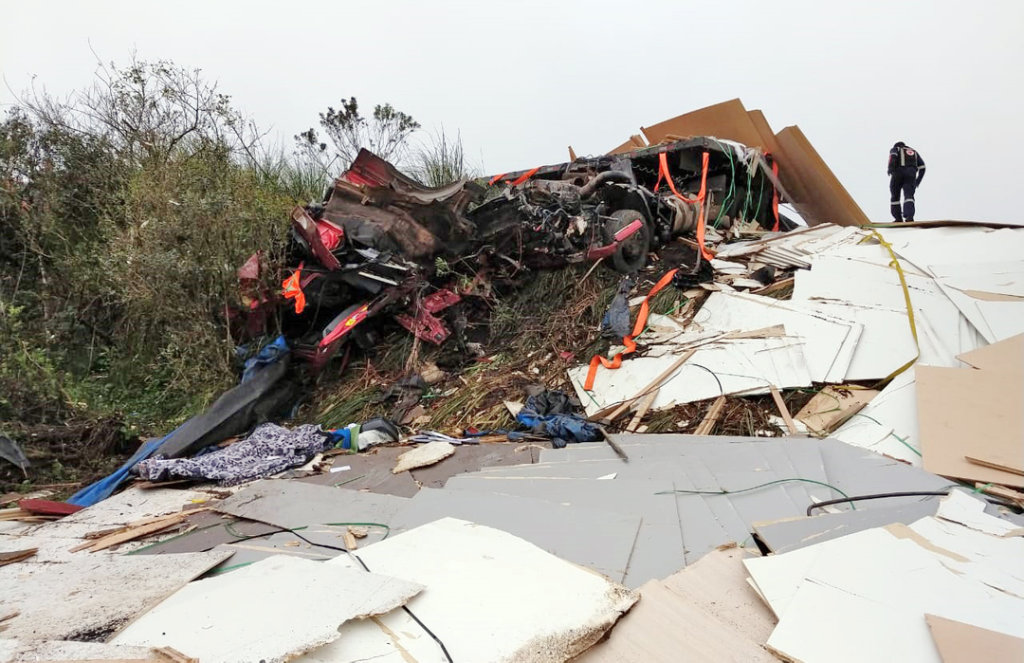 Colisão entre duas carretas provoca uma morte na BR-470 em São Cristóvão do Sul