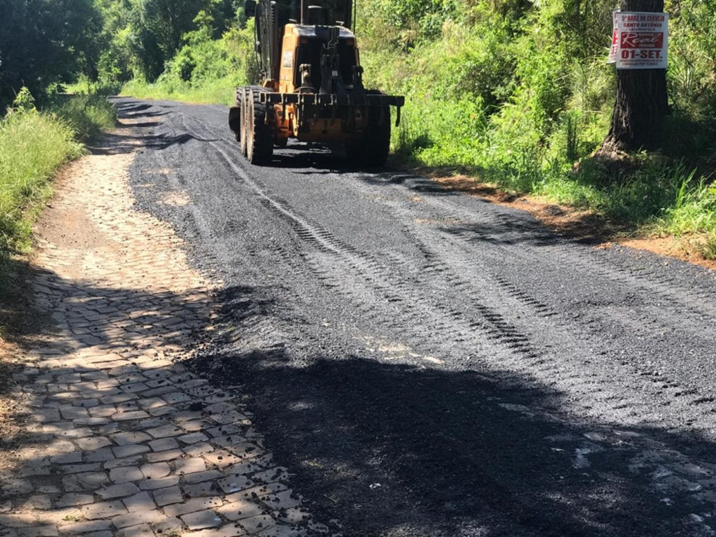 Prefeitura realiza recuperação do asfalto de trecho até a Comunidade Santa Helena