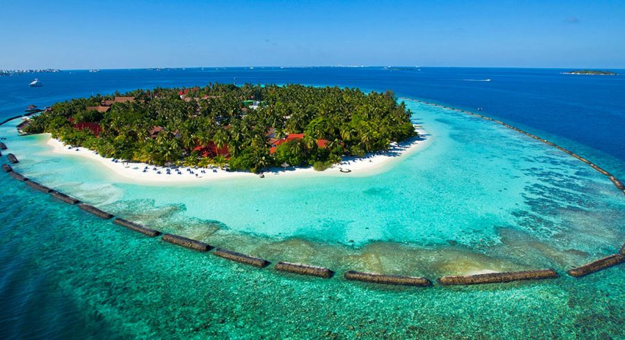 Insel der Malediven bei strahlendem Sonnenschein