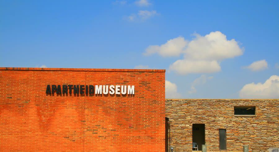 Bildungsreisen Senioren: Besuch im Apartheid Museum in Johannesburg