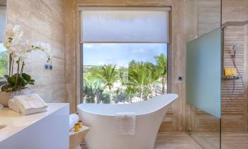 Beachfront Suite Master bathroom