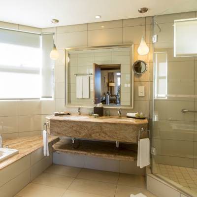 Deluxe Room Bathroom