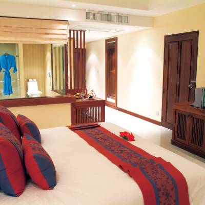 a bedroom with a bed in a hotel room