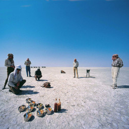 Reisende bei den Kalahari-Salzpfannen in Botswana