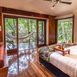 Zimmer mit Bett im Silky Oaks im Daintree Rainforest, Australien