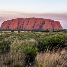 Blick auf den Uluru bei Sonnenuntergang, Australien