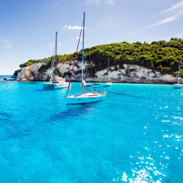 Segelboote in einer Bucht, Paxos, Griechenland