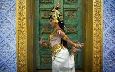 Prächtig gekleidete Apsara-Tänzerin in Kambodscha