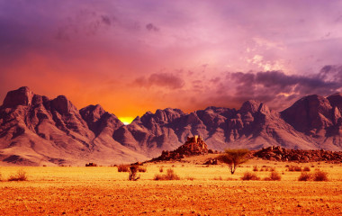 Namib-Wüste und felsige Berge bei Sonnenaufgang, Afrika