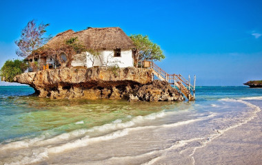 Kleines Restaurant auf einem Felsen am Strand von Sansibar, Afrika