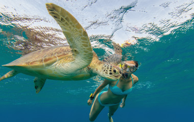 frau schnorchelt im Meer