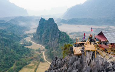 Atemberaubende Luftaufnahme einiger Touristen, die das schöne Panorama vom Aussichtspunkt Nam Xay in Vang Vieng, Laos, Asien fotografieren.