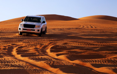 Geländewagen auf Sanddünen, Oman