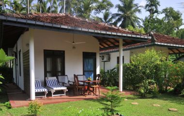 Außenansicht einer Villa im Dalmanuta Gardens Hotel in Bentota auf Sri Lanka