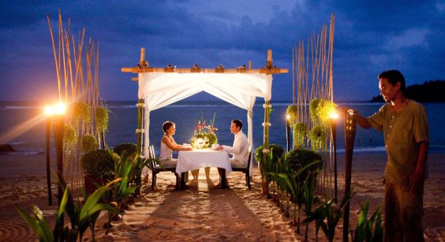 Romantisches Dinner am Strand der Ulruabsinsel Koh Samui in Thailand