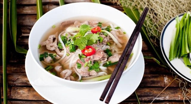Essen in Asien mit Essstäbchen