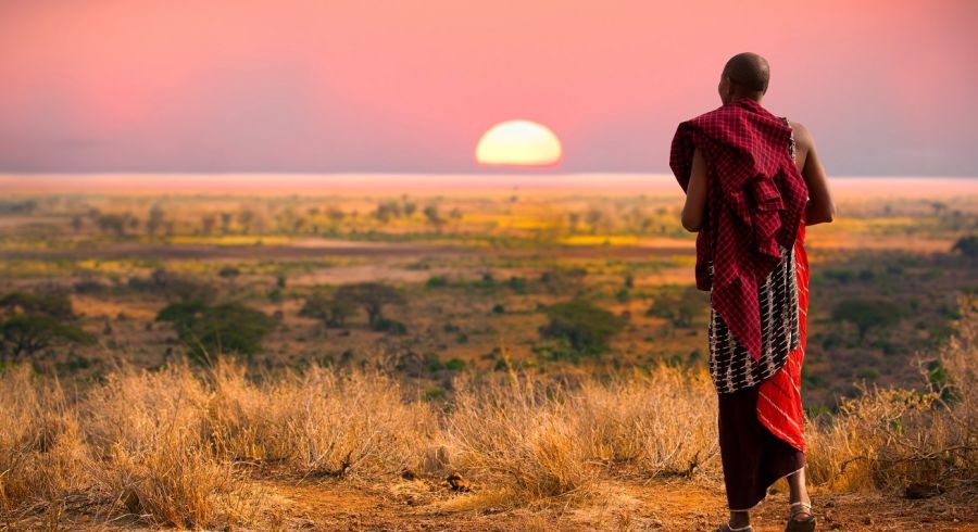 Ein Massai beobachtet den Sonnenuntergang
