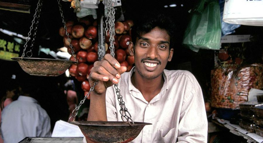 Verkäufer an einem Marktstand in Sri Lanka