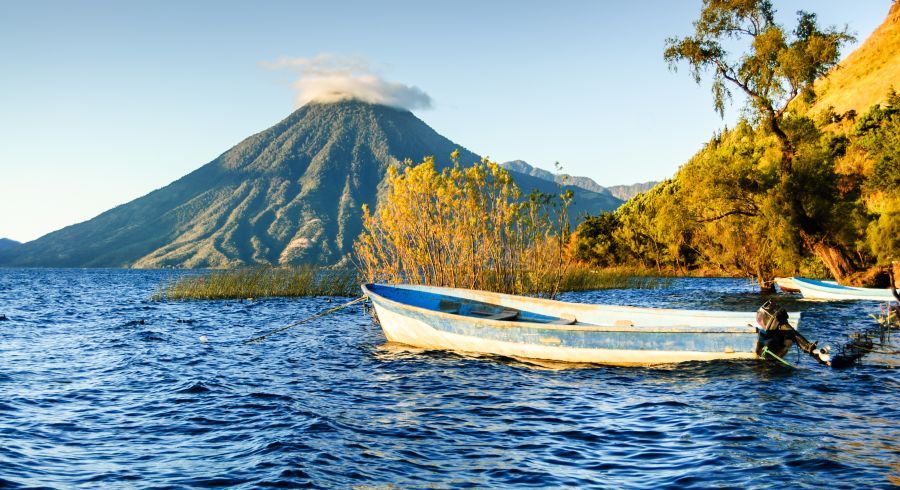 Aktiver Vulkan mit See im Vordergrund, Guatemala