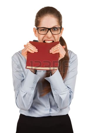 25749611 fille avec des lunettes de mordre les dents dans la couverture du livre rgjwf3 - Eugenol