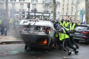 7795774249 des gilets jaunes ont retourne un vehicule avant de la faire bruler sur les champs elysees a paris le samedi 1er decembre r1d9br - Eugenol