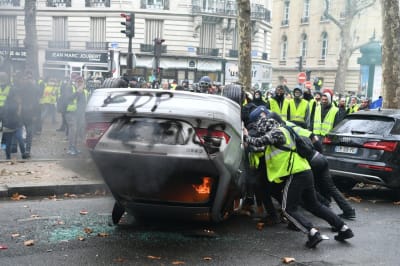 7795774249 des gilets jaunes ont retourne un vehicule avant de la faire bruler sur les champs elysees a paris le samedi 1er decembre r1d9br - Eugenol