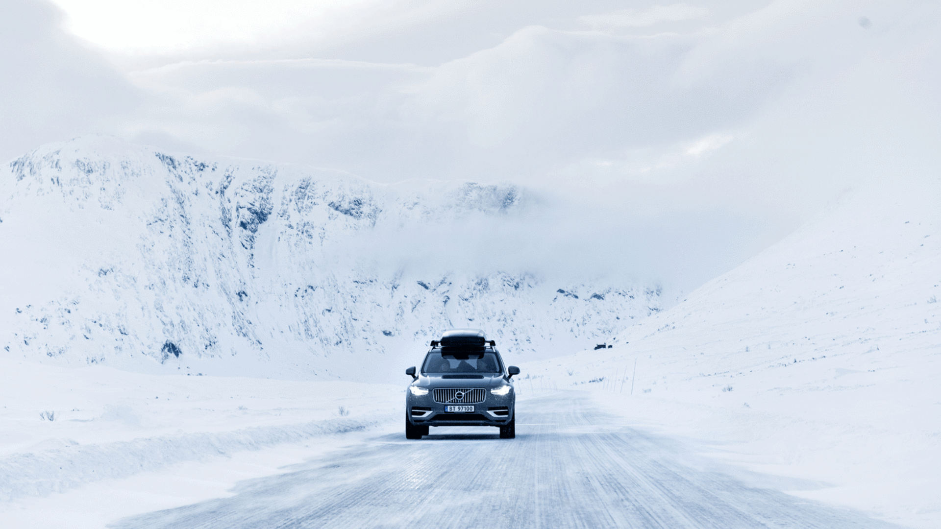 Volvo XC90 kjører over vinterkledd fjellheim