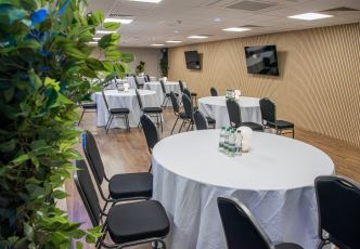 Oasis suite round tables