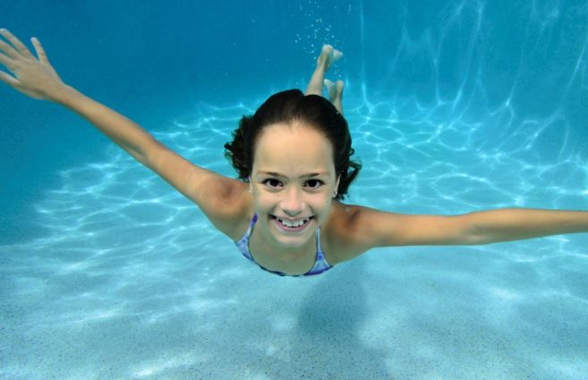 Junior_female_swimming_underwater.jpg