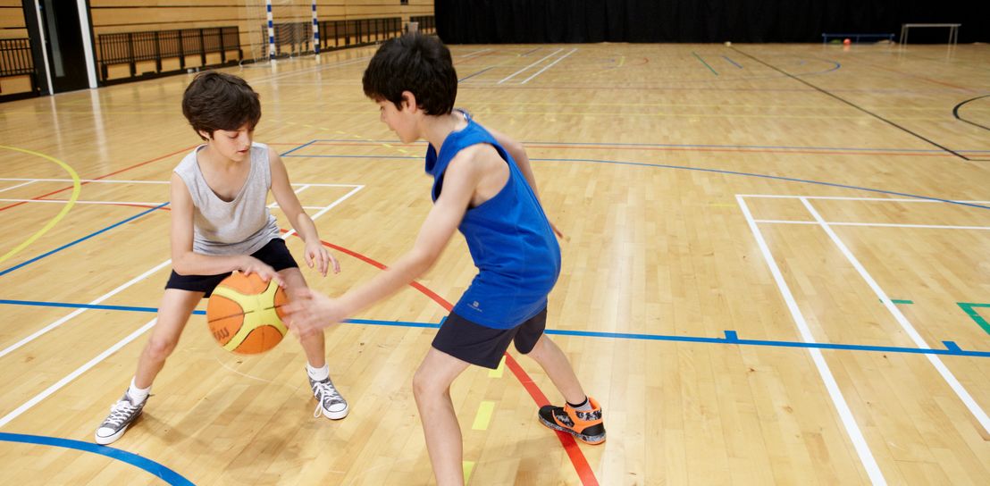 Homepage banner desktop junior males playing basketball