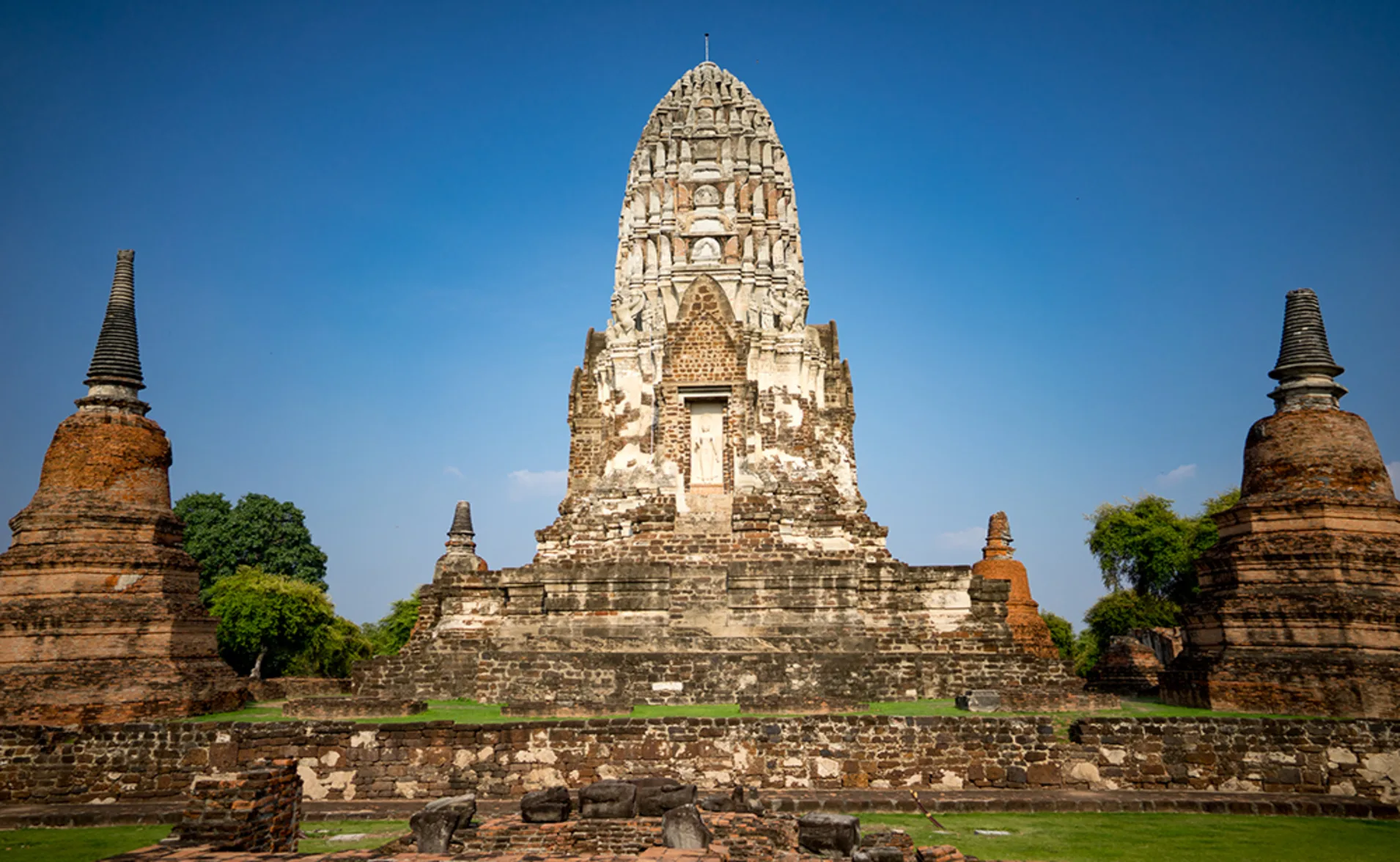 ancient thai buddhist temple in ayutthaya