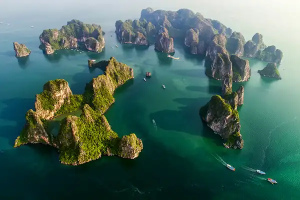 BOAT CRUISES ALONG HALONG BAY