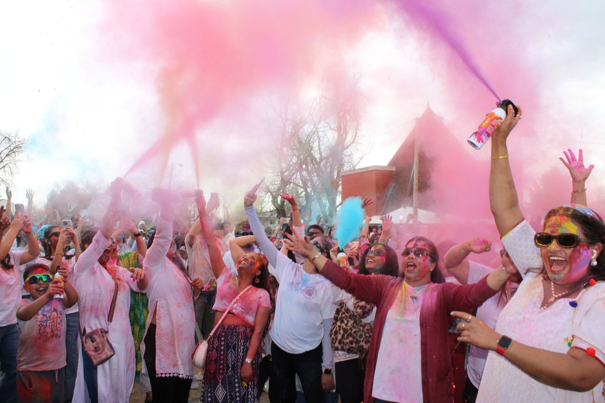 कोलोराडो स्थित नेपाली संस्कृतीक केन्द्रमा  उल्लेख्य जनसहभागीताका साथ होली सम्पन्न।