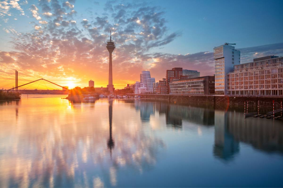 Skyline von Düsseldorf im Sonnenuntergang
