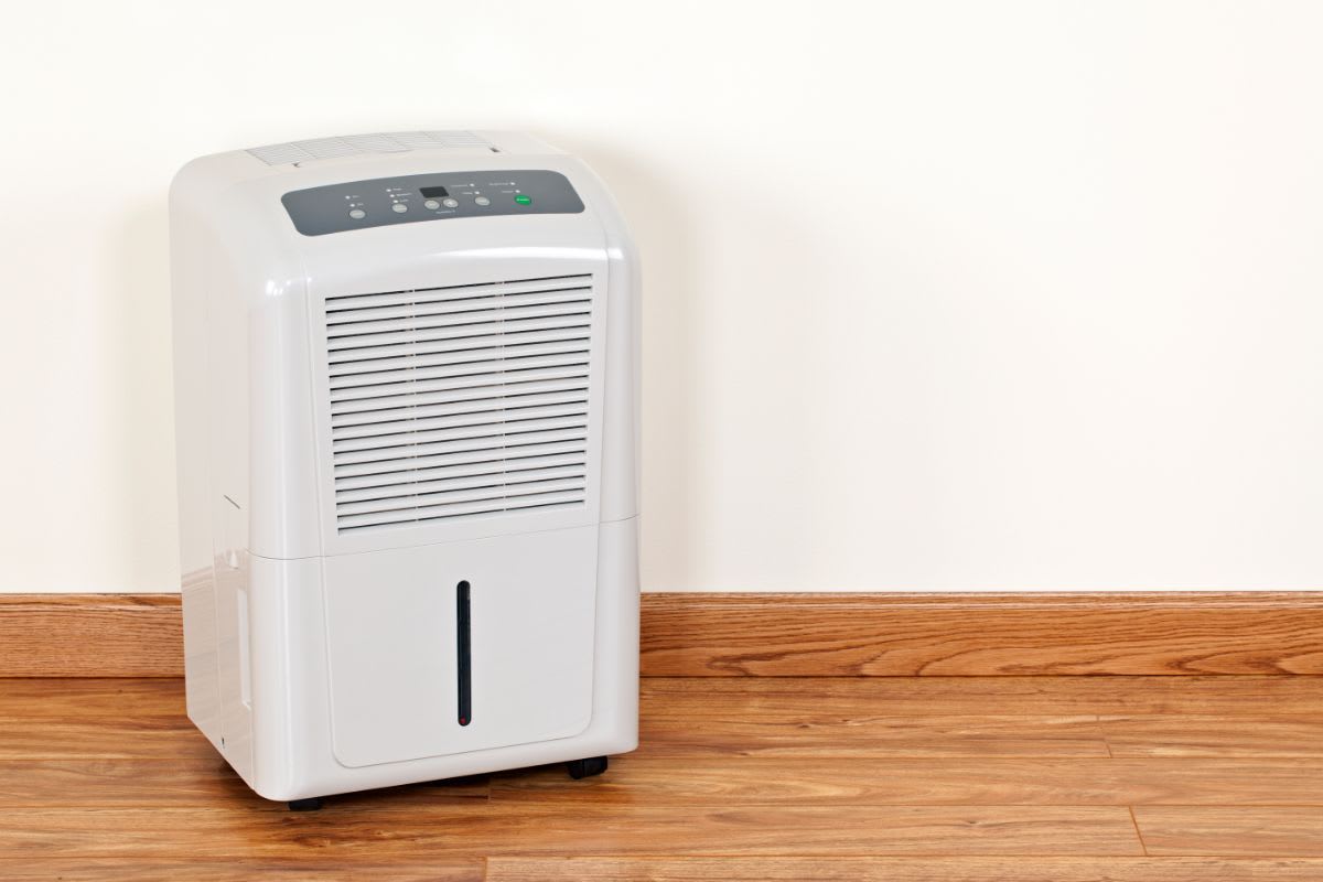 Für große Räume oder sehr feuchte Zimmer brauchst du einen elektrischen Luftentfeuchter. Es gibt für die verschiedenen Einsatzbedingungen unterschiedliche Geräte