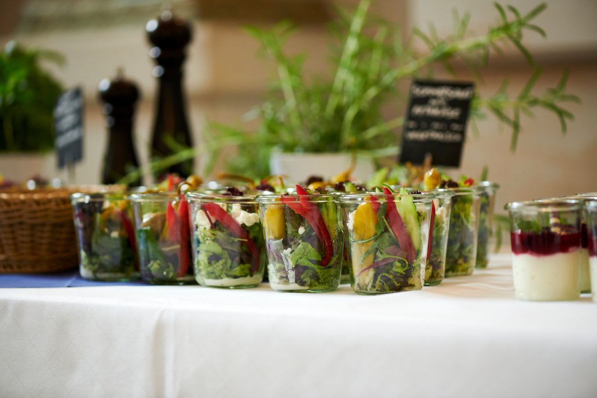 Gesundes Catering: Salate, Smoothies & Proteinquellen