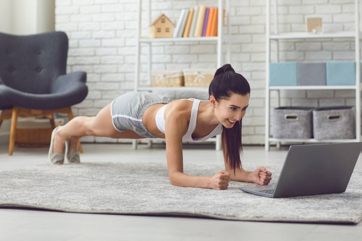 Mit der Plank-Übung kannst du nicht nur deinen Rücken kräftigen
